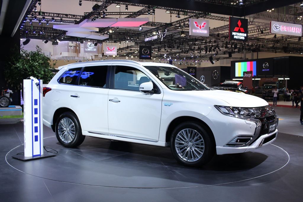 Mitsubishi Outlander PHEV Pilihan Mobil SUV GIIAS 2019