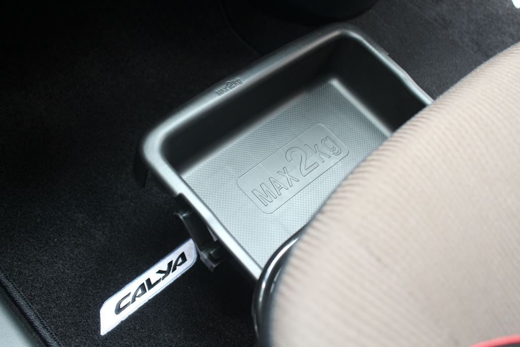 Kompartemen Barang di Kolong Jok Calya