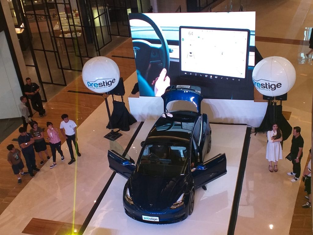 Tesla Model 3 taksi listrik Blue Bird