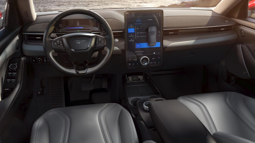 Beberapa sumber menyebutkan untuk interiornya Mustang Mach-E bakal mengingatkan orang pada mobil-mobil Tesla.