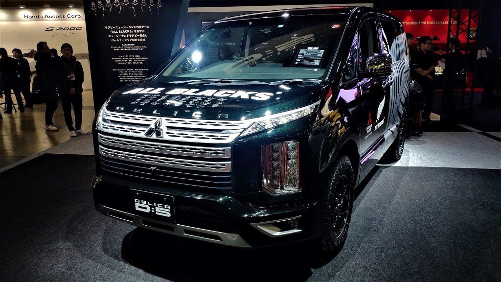 Mitsubishi Delica D:5 All Black Support Car di Tokyo Auto Salon
