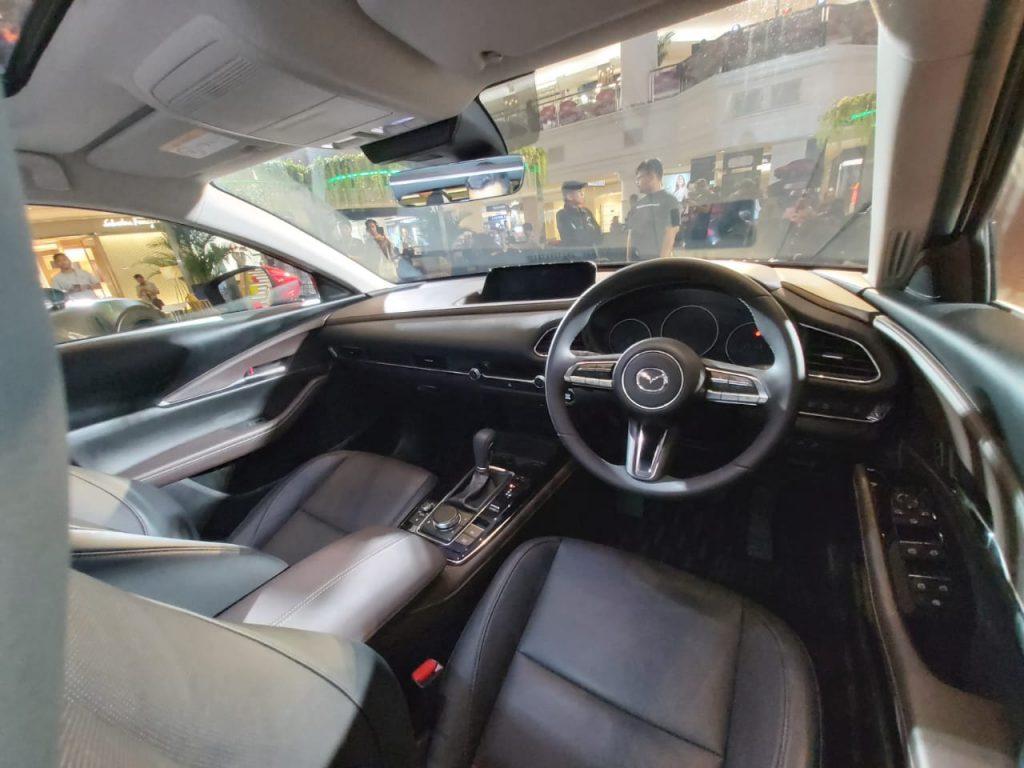 Kabin Mazda CX-30 menawarkan sensasi kemewahan yang futuristis
