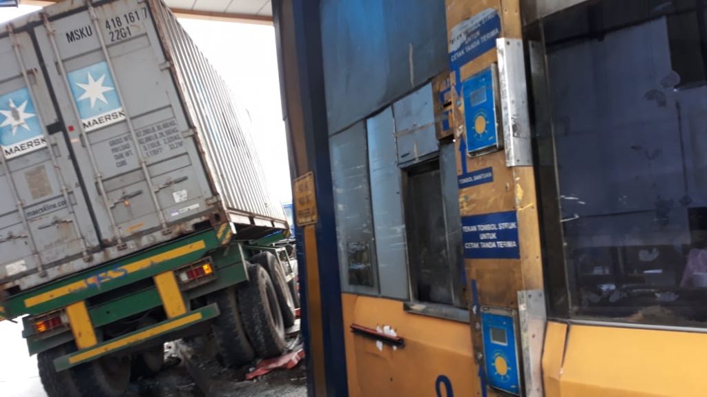 kecelakaan truk rem blong di GT Halim 2 