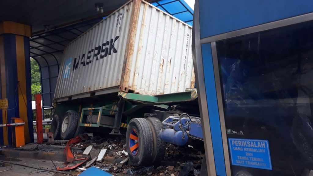 Truk menghantam gerbang tol halim