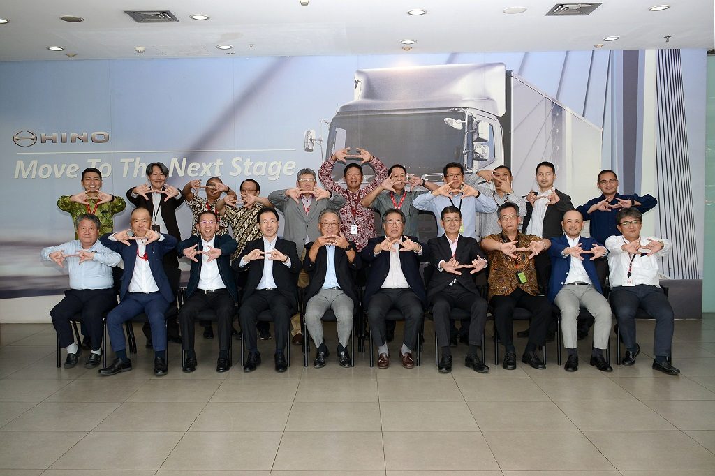 Jajaran manajemen Hino bersama dengan Presiden Direktur yang baru