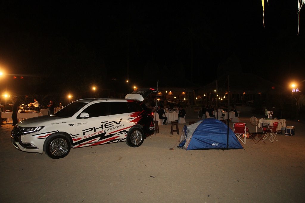 Mitsubishi Outlander PHEV saat digunakan untuk mengisi daya listrik perabot rumah tangga