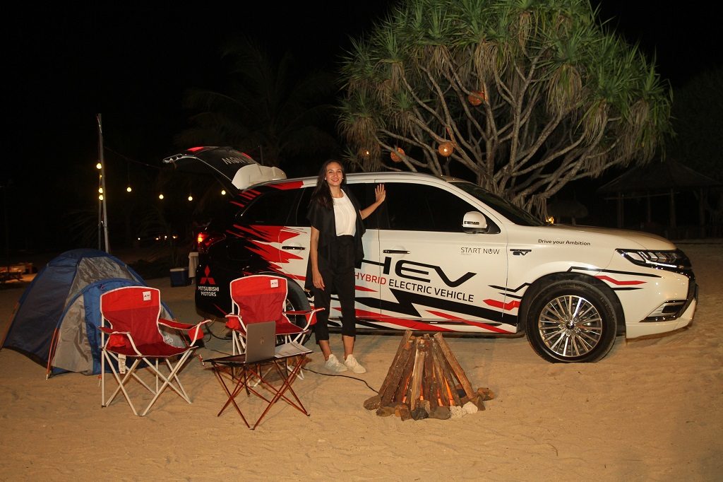 Nadine Chandrawinata bersama Mitsubishi Outlander PHEV
