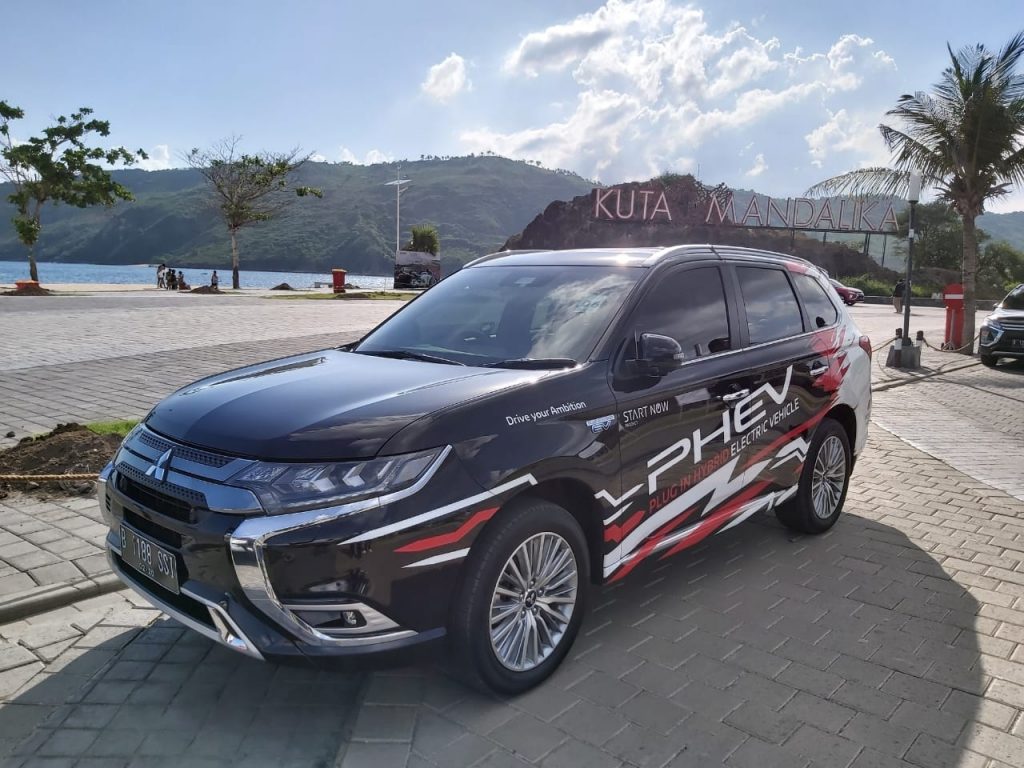 Mitsubishi Outlander PHEV salah satu mobil Hybrid di Indonesia