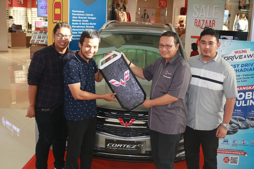 Penyerahan Hadiah Program Wuling Drive & Win 1