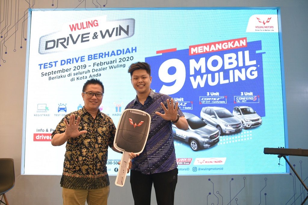 Penyerahan Hadiah Program Wuling Drive & Win