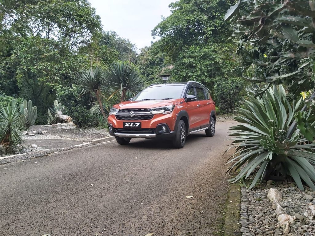 Suzuki XL7 meluncur di Indonesia (Deni)