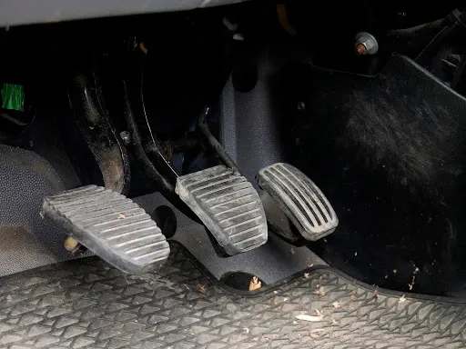 Menggunakan Pedal Gas dan Rem.webp
