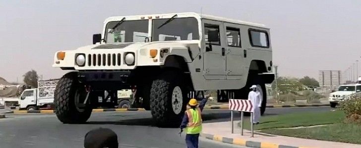 worlds-biggest-moving-hummer-the-hummer-h1-x3-goes-for-a-short-but-exciting-drive-183938-7.jpg